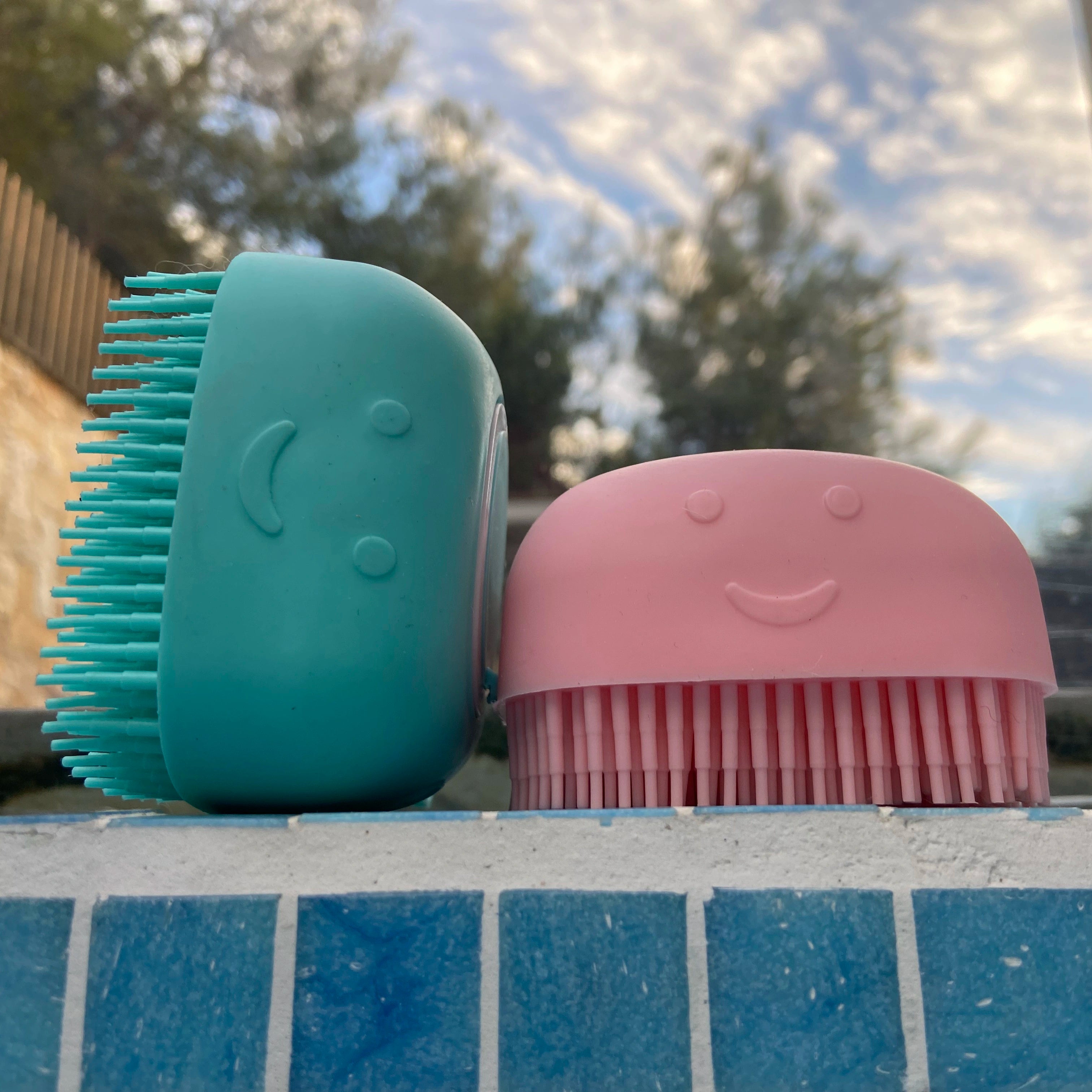 PET MASSAGER & SHAMPOO BRUSH